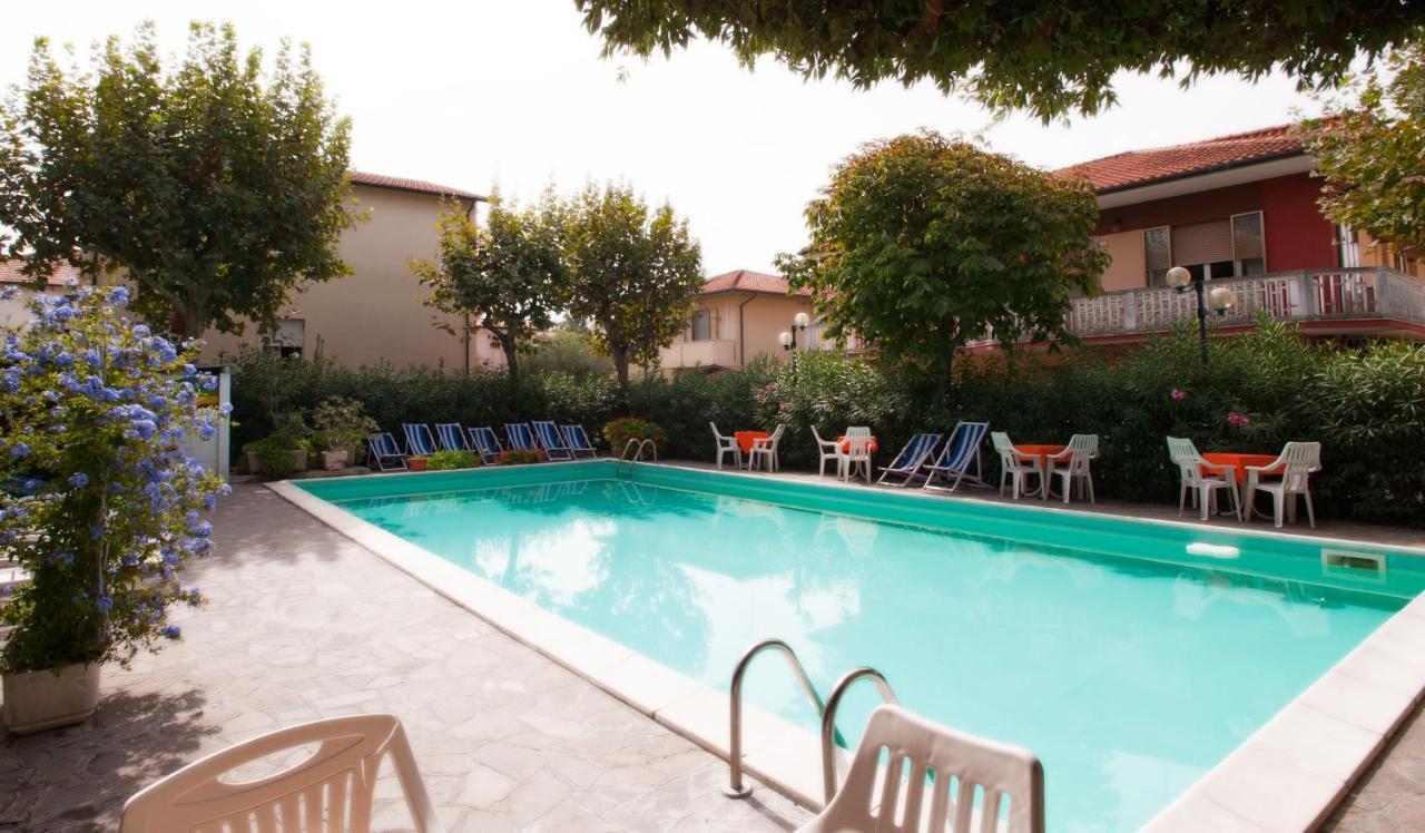 Hotel Garden B&B Marotta Exterior foto
