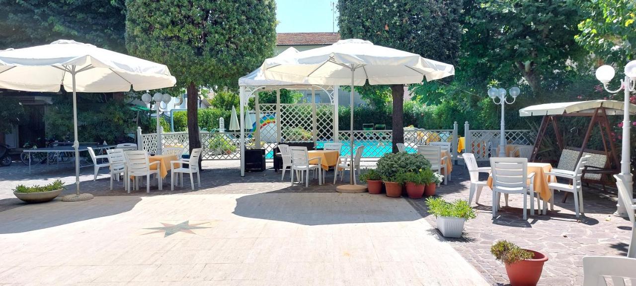 Hotel Garden B&B Marotta Exterior foto